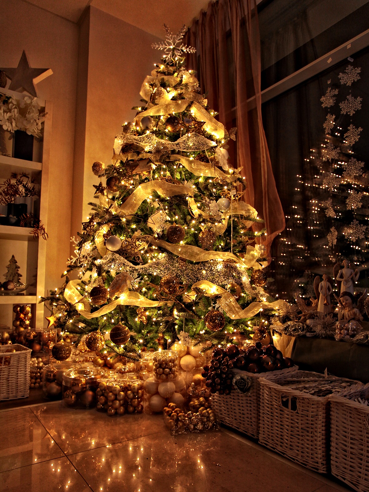Výsledok vyhľadávania obrázkov pre dopyt vianočný stromček ozdobený"