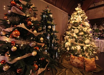 svietiace vianočné stromčeky